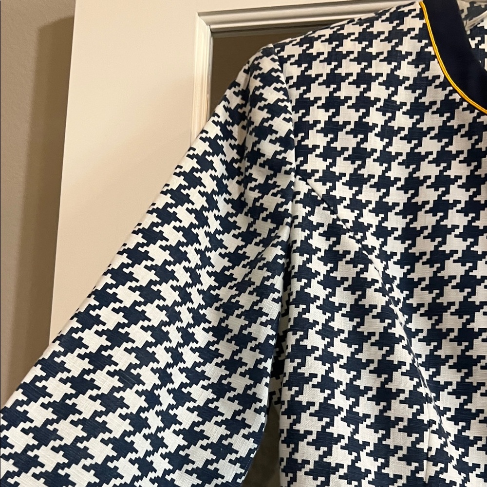 Chic Houndstooth Blazer with Gold Trim - Picture 4 of 8